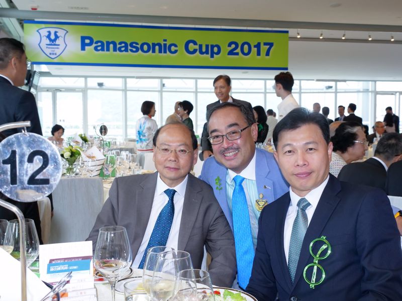 前警務處處長曾偉雄先生及香港警務處助理處長（資訊系統）許鎮德先生欣喜出席一年一度的「樂聲盃」盛事。